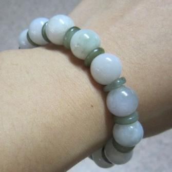 สร้อยข้อมือประคำหยก ร้อยคั่นด้วยหยก และหินสีเขียวเป็นธรรมชาติ