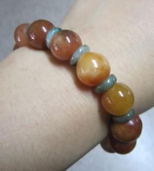 สร้อยข้อมือสีน้ำผึ้ง สวยสีสดมาก