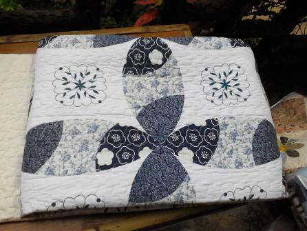 ผ้าคลุมเตียง 8 ฟุต ลายดอกไม้ ยี่ห้อ D&O